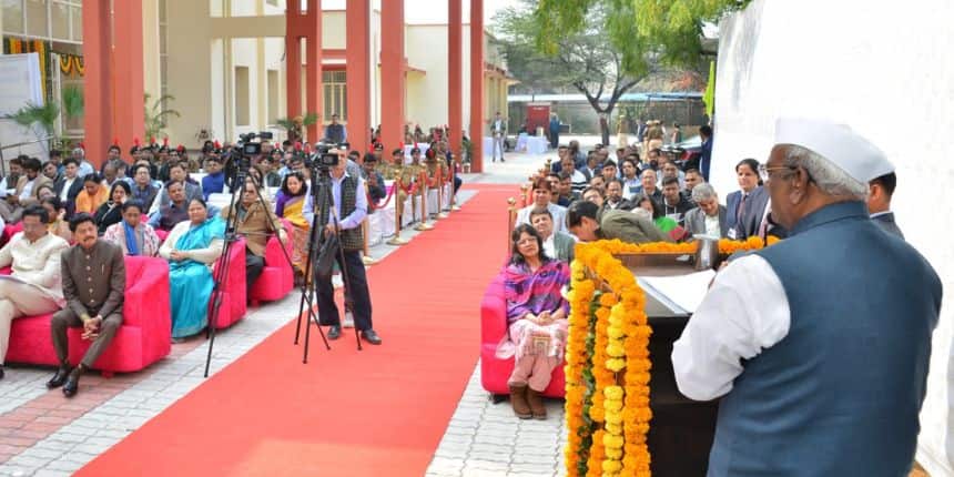 राजस्थान के राज्यपाल ने नैक ग्रेड के लिए विश्वविद्यालयों को प्रयास किए जाने का आह्वान किया। (इमेज-आधिकारिक एक्स/ @RajBhavanJaipur)