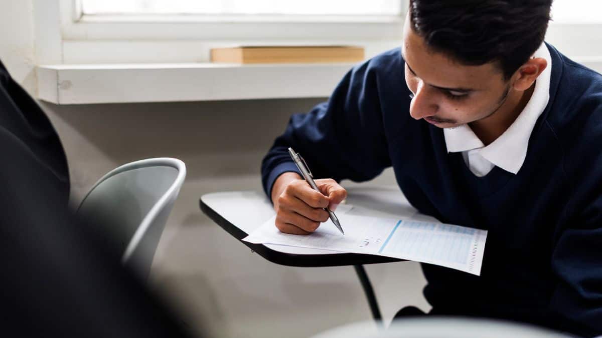 आरआरबी ग्रुप डी भर्ती 2025 परीक्षा आज से देश भर के विभिन्न केंद्रों पर आयोजित की जा रही है। (प्रतीकात्मक-फ्रीपिक)