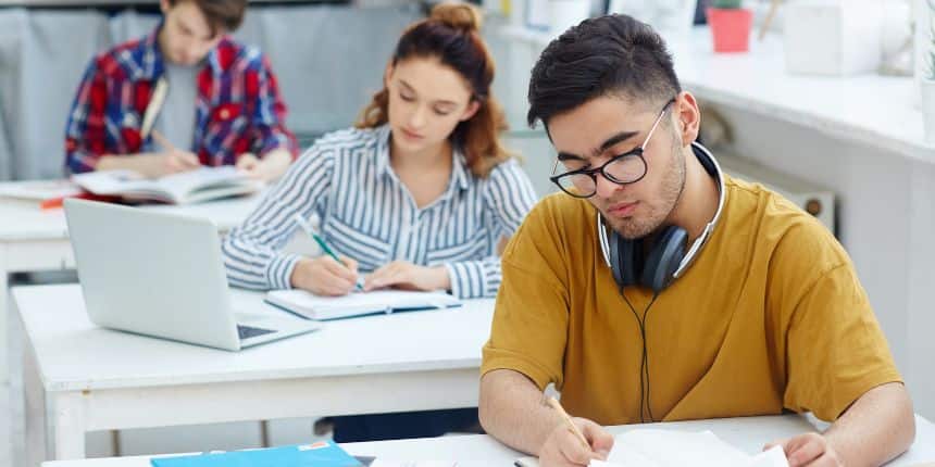 दोनों छात्रों को अपनी ‘स्मार्टवॉच’ में लगे एक एआई टूल से उत्तर मिल रहे थे। (प्रतीकात्कम-फ्रीपिक)