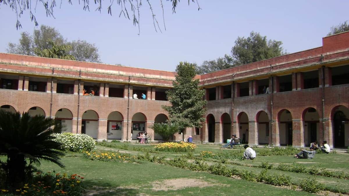 JNUSU election 2025: Left, ABVP lead race; counting underway (Image: JNU/Wikimedia Commons)