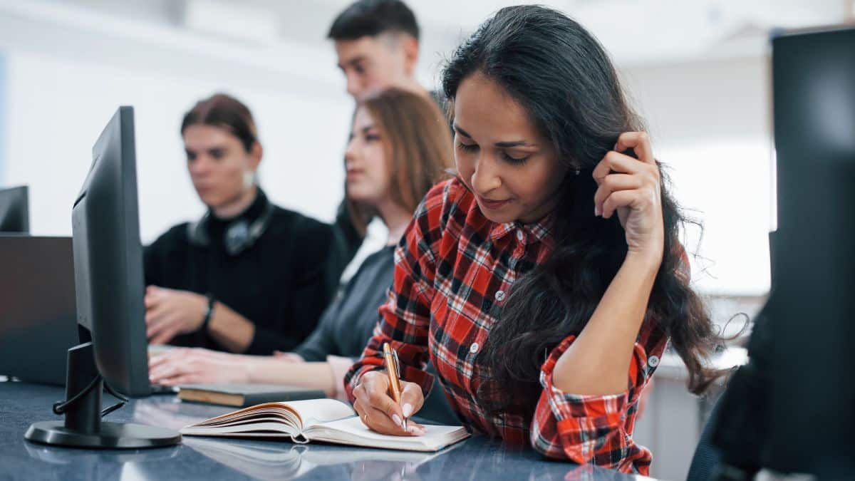 आरआरबी ग्रुप डी लेवल 1 सिटी स्लिप से उम्मीदवारों को उनके परीक्षा शहर, तिथि और शिफ्ट की जानकारी मिलेगी। (प्रतीकात्मक-फ्रीपिक)
