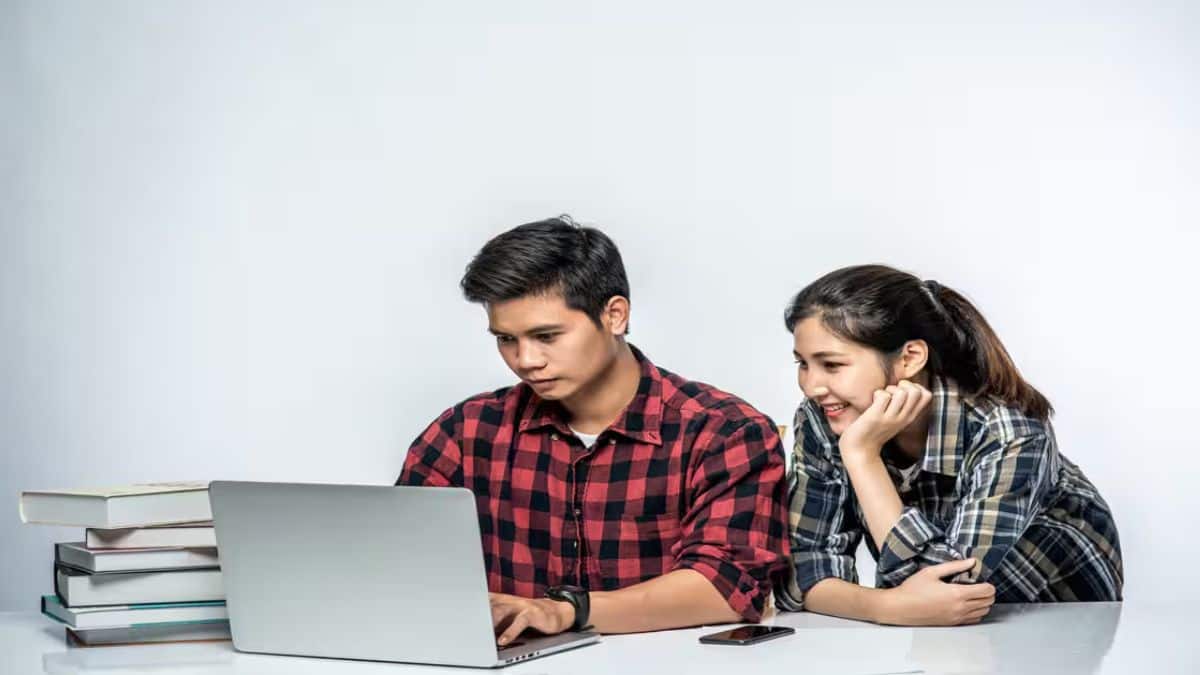 उम्मीदवार अब अपनी एप्लीकेशन का स्टेटस ऑफिशियल वेबसाइट से चेक कर सकते हैं। (प्रतीकात्मक-फ्रीपिक)