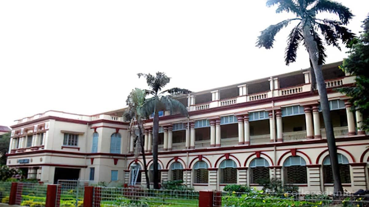 Jadavpur University teachers seek Sakunta Majumdar's intervention for inclusion of JU in IoE scheme. (Image: Jadavpur University)