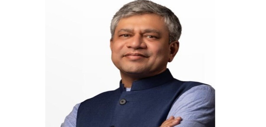 मंत्री अश्वनी वैष्णव ने स्वदेशी ब्राउजर के विकास पर उनके काम के लिए टीम ज़ोहो को 10,000,000 रुपए का पहला पुरस्कार दिया। (स्त्रोत-एक्स/@AshwiniVaishnaw)