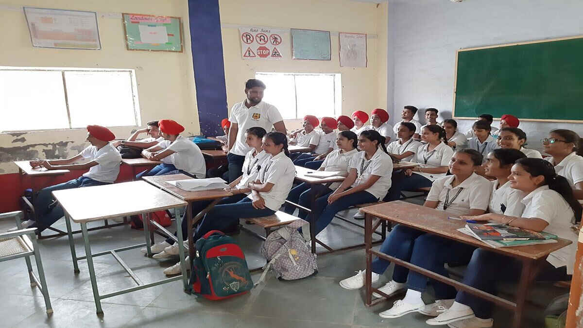 Many parents complained that schools insist that they either take a school leaving certificate or let students repeat Class. (Representational Image: Wikimediacommons)