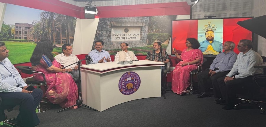 डीयू मल्टीमीडिया स्टूडियो के उद्घाटन समारोह में दक्षिणी परिसर के निदेशक प्रो श्रीप्रकाश सिंह सहित अन्य लोग उपस्थित रहे।