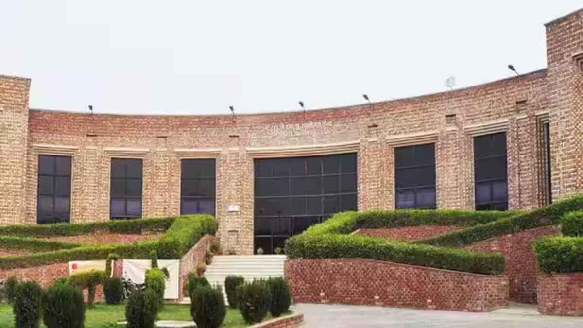 Slogans, songs and solidarity: Presidential debate sets JNU abuzz ahead of polls
