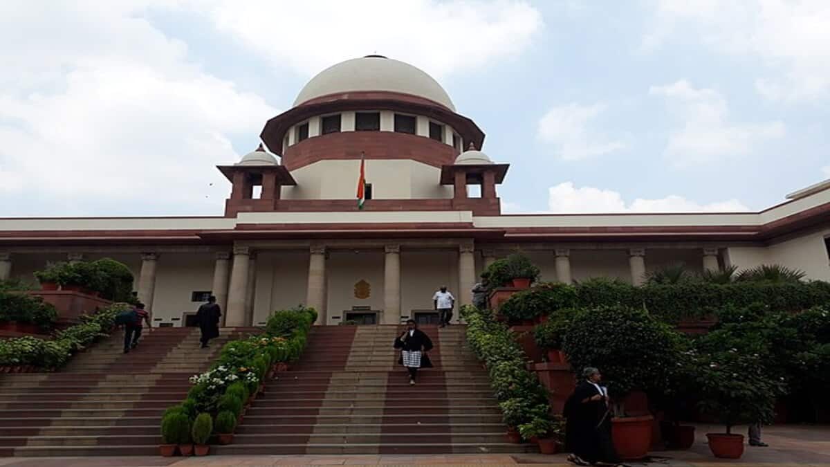 Supreme Court allowed West Bengal government to let 'untainted' teachers to continue their work in state schools. (Image source: Wikimedia Commons)