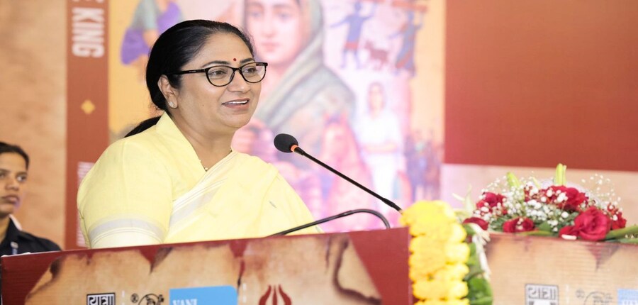 दिल्ली में बढ़ती फीस वृद्धि को ध्यान में रखते हुए यह निर्णय लिया गया है। (इमेज-X/@gupta_rekha)