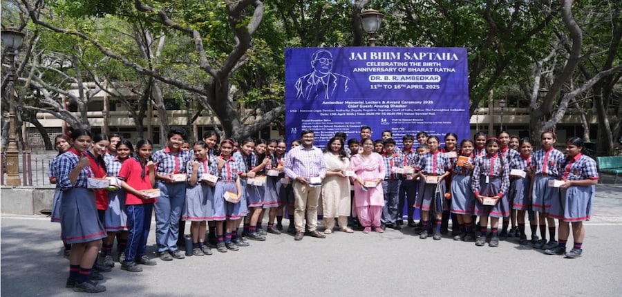 आईआईटी दिल्ली के केंद्रीय पुस्तकालय का स्कूली बच्चों ने दौरा किया।