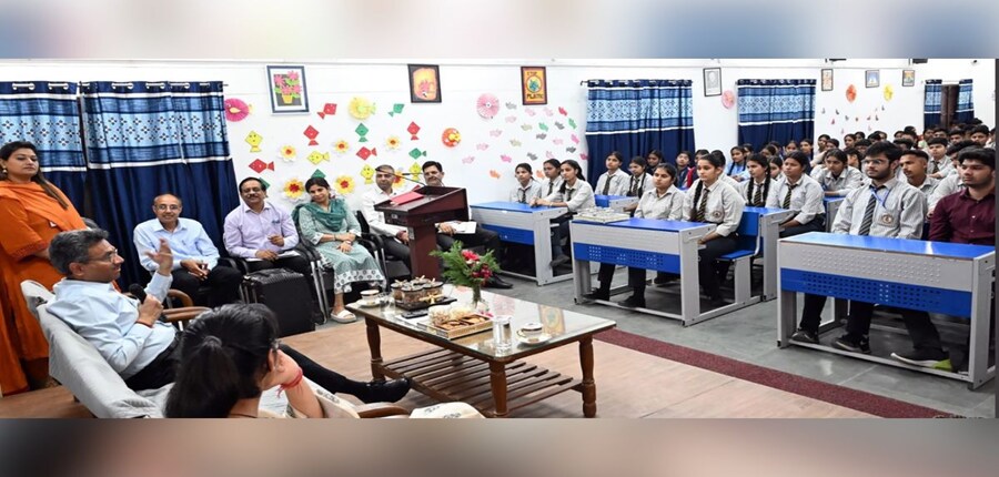 मुख्य सचिव ने स्कूल में नवाचार गतिविधियों के लिए अपने वेतन से 51,000 रुपए देने का भी वादा किया। (स्त्रोत- एक्स/@DiprHaryana)