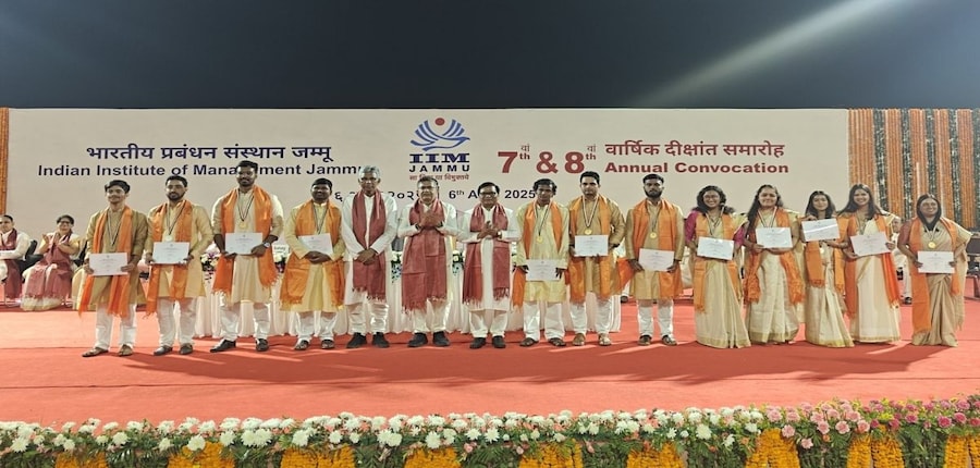 आईआईएम जम्मू के दीक्षांत समारोह कार्यक्रम की शुरुआत संस्थान के ‘बोर्ड ऑफ गवर्नर्स’ के अध्यक्ष मिलिंद कांबले ने की। (स्त्रोत-एक्स/आईआईएम जम्मू)