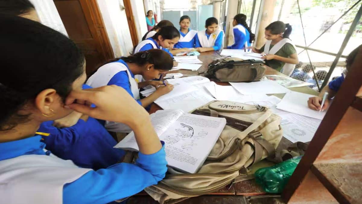 शिक्षा निदेशालय और स्थानीय अधिकारियों को लिखित शिकायतें दी गई हैं। (प्रतीकात्मक-विकिमीडिया कॉमन्स)