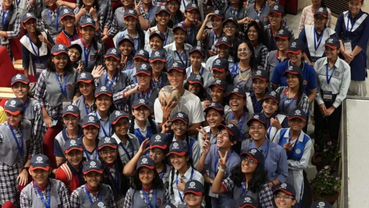 STEM मेंटरशिप प्रोग्राम में कक्षा 9 से 12 तक की 100 स्कूली लड़कियों ने भाग लिया।