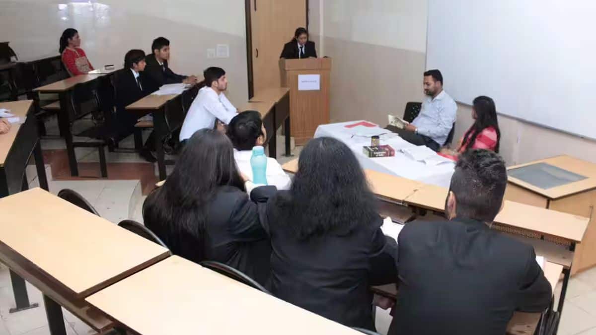 JEE Advanced 2025: जेईई एडवांस्ड पेपर 1 की परीक्षा शुरू, एग्जाम सेंटरों पर सुरक्षा कड़ी, आंसर की जल्द