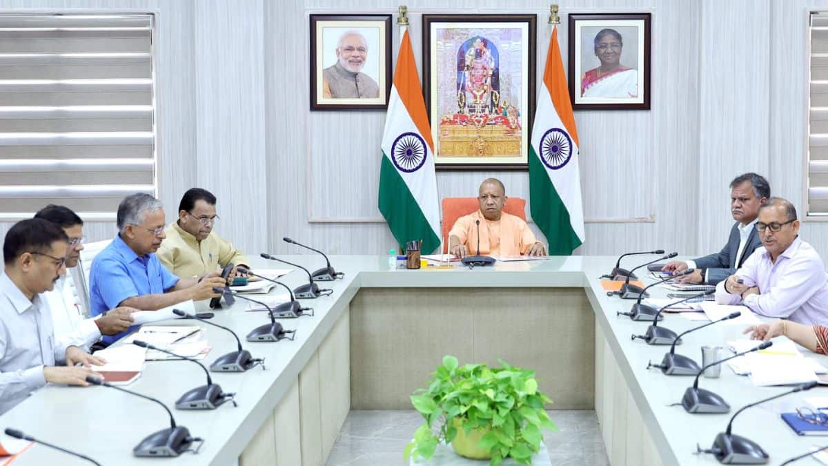 सीएम योगी आदित्यनाथ ने बैठक में कहा कि, इन विद्यालयों में शिक्षकों के रिक्त पदों को शीघ्र भरा जाए। (स्त्रोत-एक्स/@myogioffice)