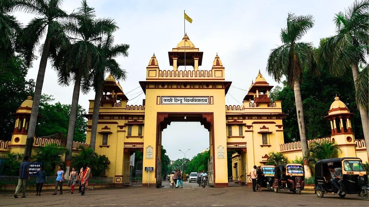 उम्मीदवार आधिकारिक वेबसाइट bhucuetpg.samarth.edu.in या bhu.ac.in पर आवेदन कर सकते हैं। (प्रतीकात्मक-विकिमीडिया कॉमन्स)