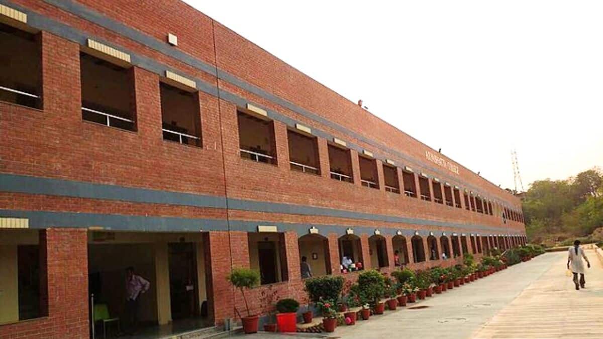 DU News: डीयू के विधि संकाय में प्रवेशपत्र नहीं देने पर छात्रों ने किया हंगामा, बाद में मिली अनंतिम अनुमति