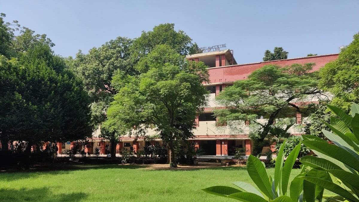 Students protest at DU law faculty over admit card denial; university later allows 'provisional entry'
