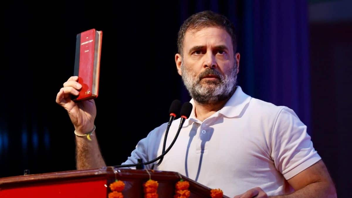 राहुल गांधी ने छात्र की उपलब्धि को "पूरे गांव के लिए ऐतिहासिक क्षण" बताया। (इमेज-X/@RahulGandhi)