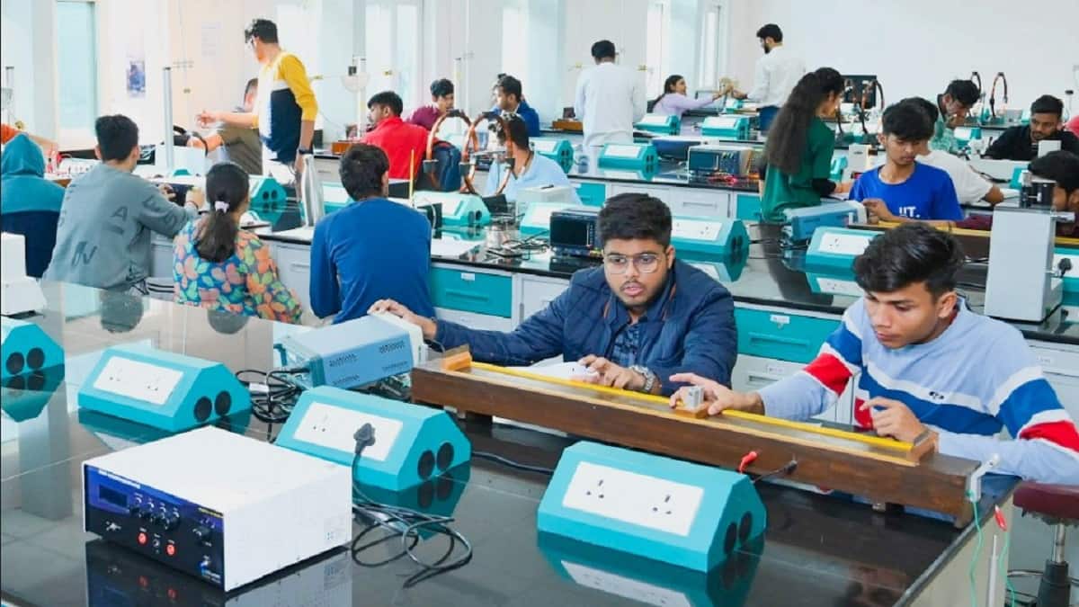 IIT Jammu offers 25 seats in BTech Engineering Physics. (Image source: Official)