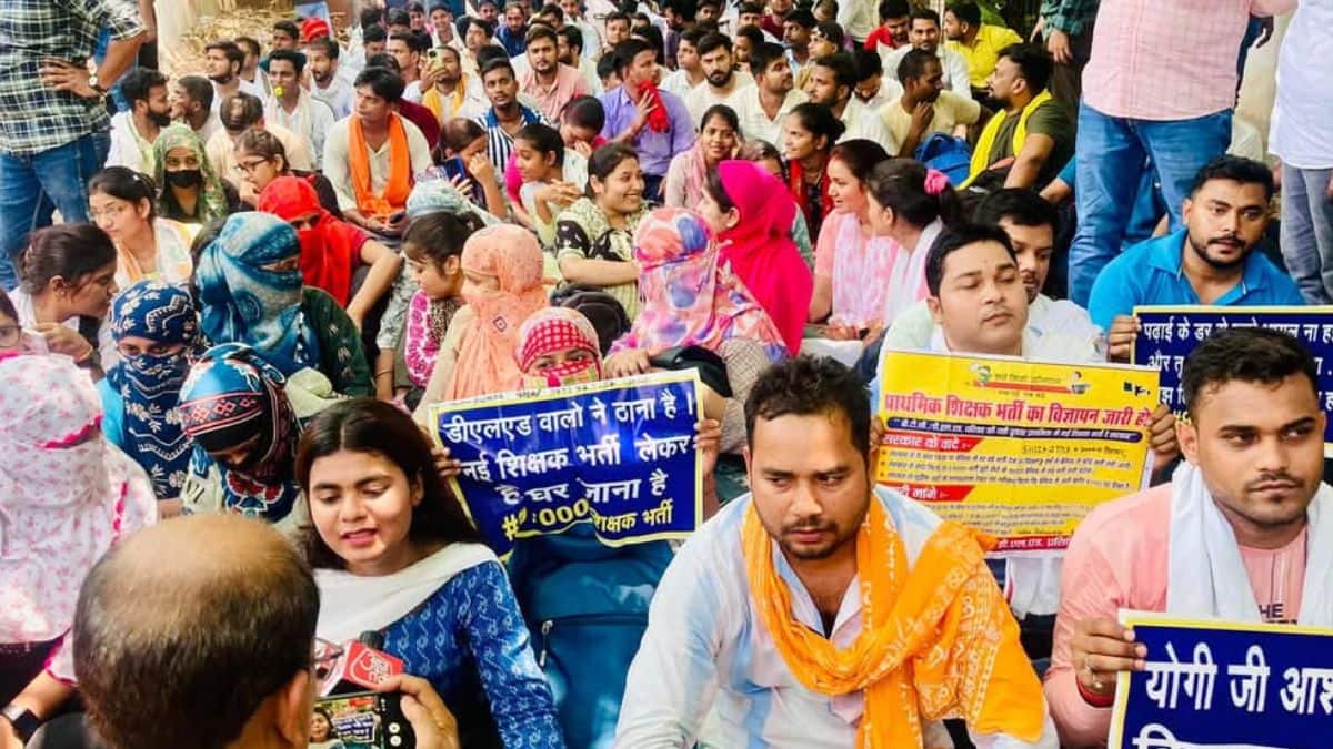 उम्मीदवारों ने परिषदीय प्राथमिक विद्यालयों में एक लाख सहायक शिक्षकों की भर्ती करने की मांग की। (इमेज-X/@INCUttarPradesh)