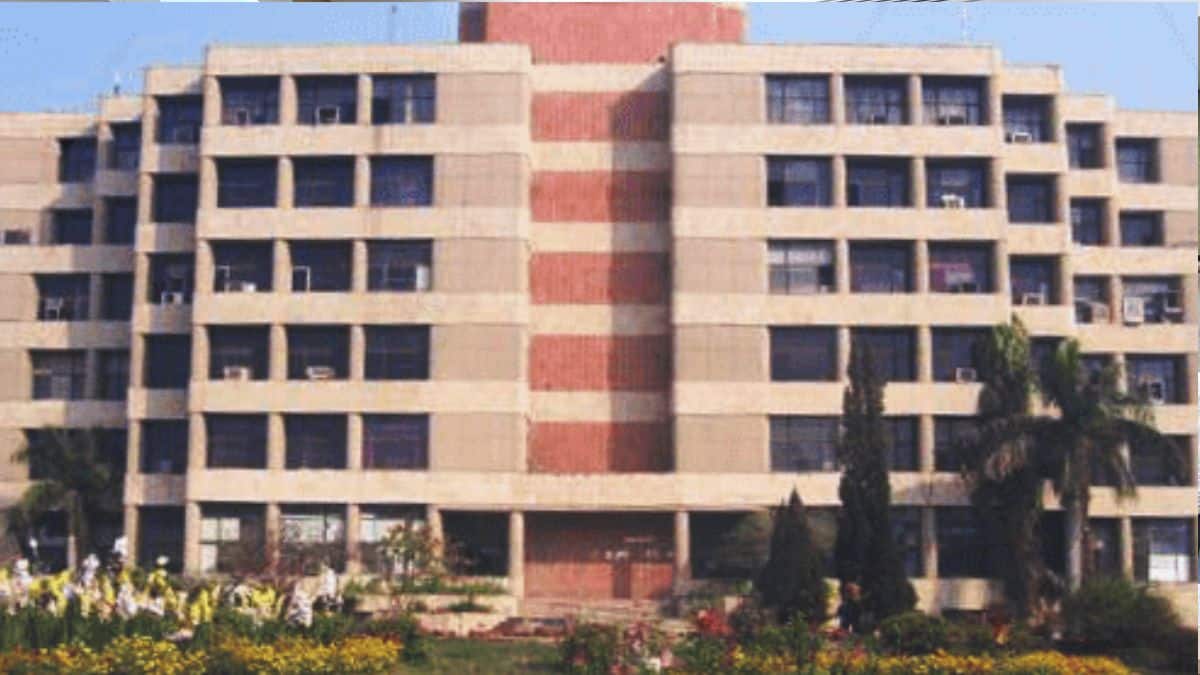 उम्मीदवारों को एडमिट कार्ड के साथ वैध फोटो आईडी परीक्षा केंद्र पर ले जाना अनिवार्य है। (आधिकारिक वेबसाइट)