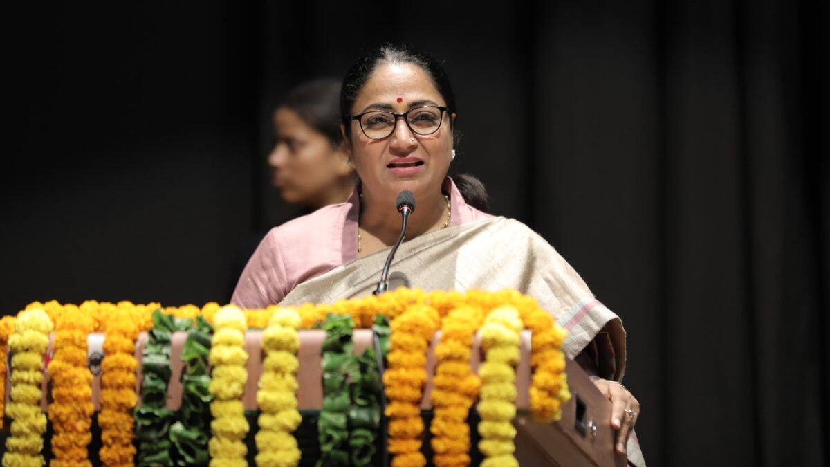 मुख्यमंत्री ने कक्षा 10वीं के 16 और कक्षा 12वीं के 71 सहित कुल 87 'टॉपर' छात्रों को टैबलेट देकर सम्मानित किया। (इमेज-एक्स/@gupta_rekha)