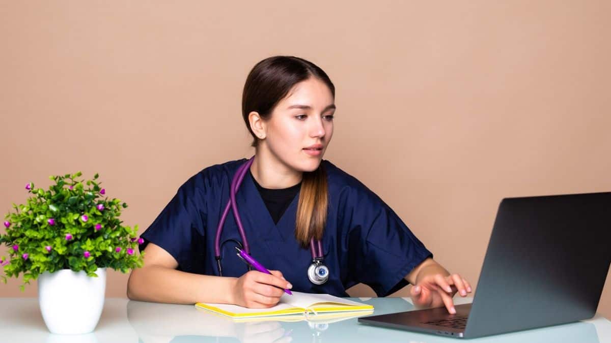 नीट रिजल्ट 2025 डाउनलोड लिंक neet.nta.nic.in पर सक्रिय किया जाएगा। (प्रतीकात्मक-फ्रीपिक)