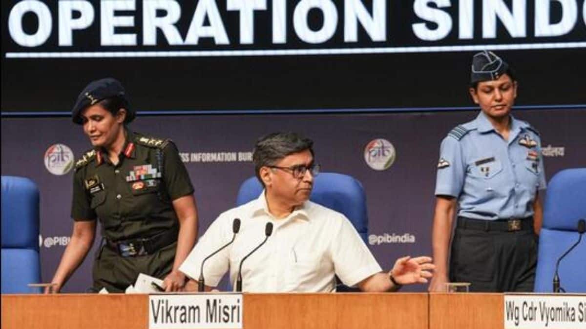 ऑपरेशन सिंदूर के बाद विदेश सचिव विक्रम मिस्री के साथ विंग कमांडर व्योमिका सिंह और कर्नल सोफिया कुरैशी ने प्रेस ब्रीफिंग की। (स्त्रोत-पीटीआई)