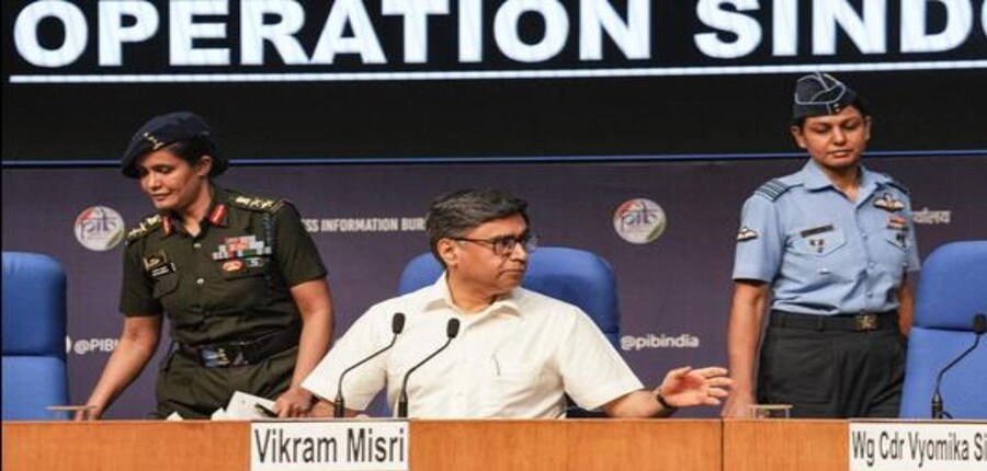 ऑपरेशन सिंदूर के बाद विदेश सचिव विक्रम मिस्री के साथ विंग कमांडर व्योमिका सिंह और कर्नल सोफिया कुरैशी ने प्रेस ब्रीफिंग की। (स्त्रोत-पीटीआई)