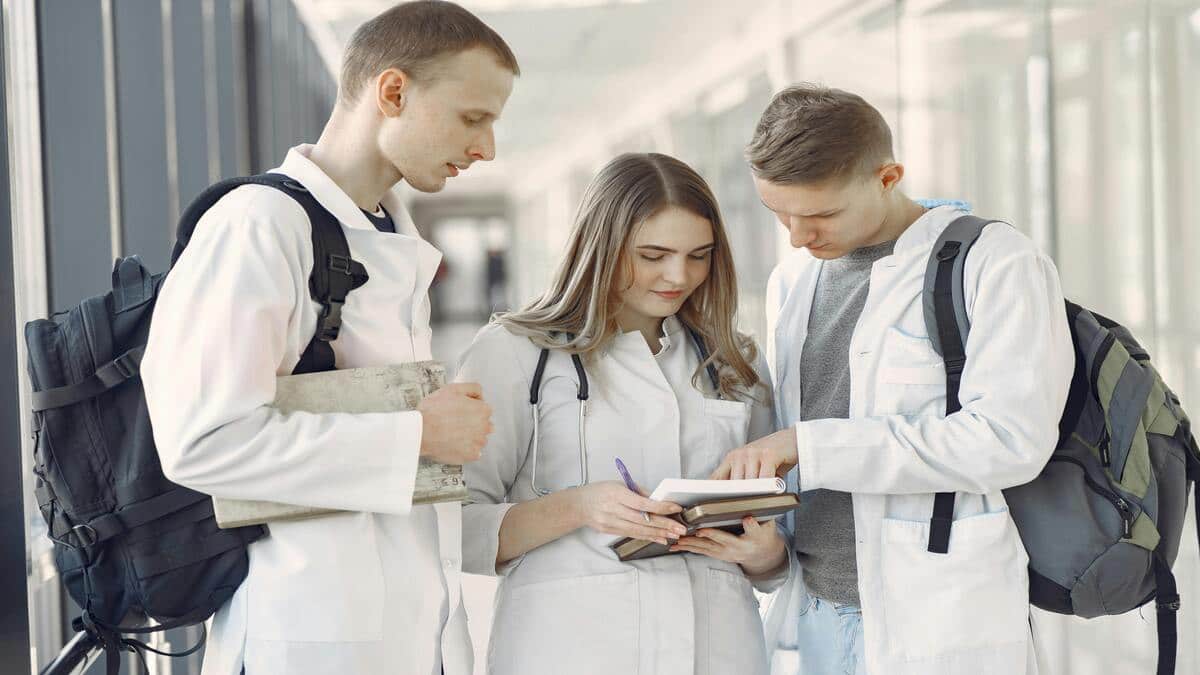 Paramedical courses after 12th offer science students entry into healthcare without NEET. (Image: Pexels.com)