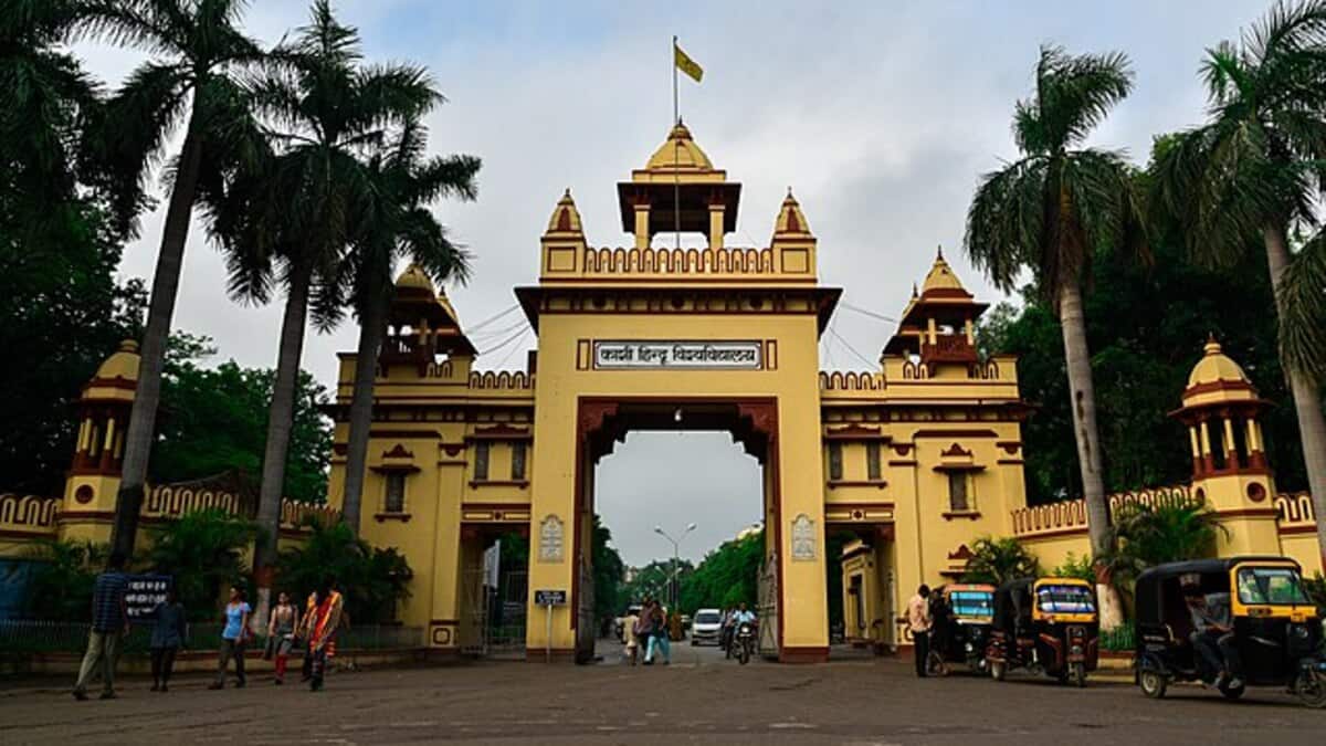 Candidates can apply for the BHU PG 2025 admissions at bhucuetpg.samarth.edu.in or bhu.ac.in. (Image source: Wikimedia Commons)