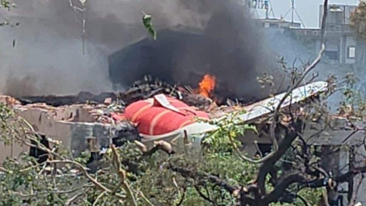 विमान सरदार वल्लभभाई पटेल अंतरराष्ट्रीय हवाई अड्डे के पास मेघानीनगर इलाके में दोपहर करीब 2 बजे दुर्घटनाग्रस्त हुआ। (इमेज-एक्स)