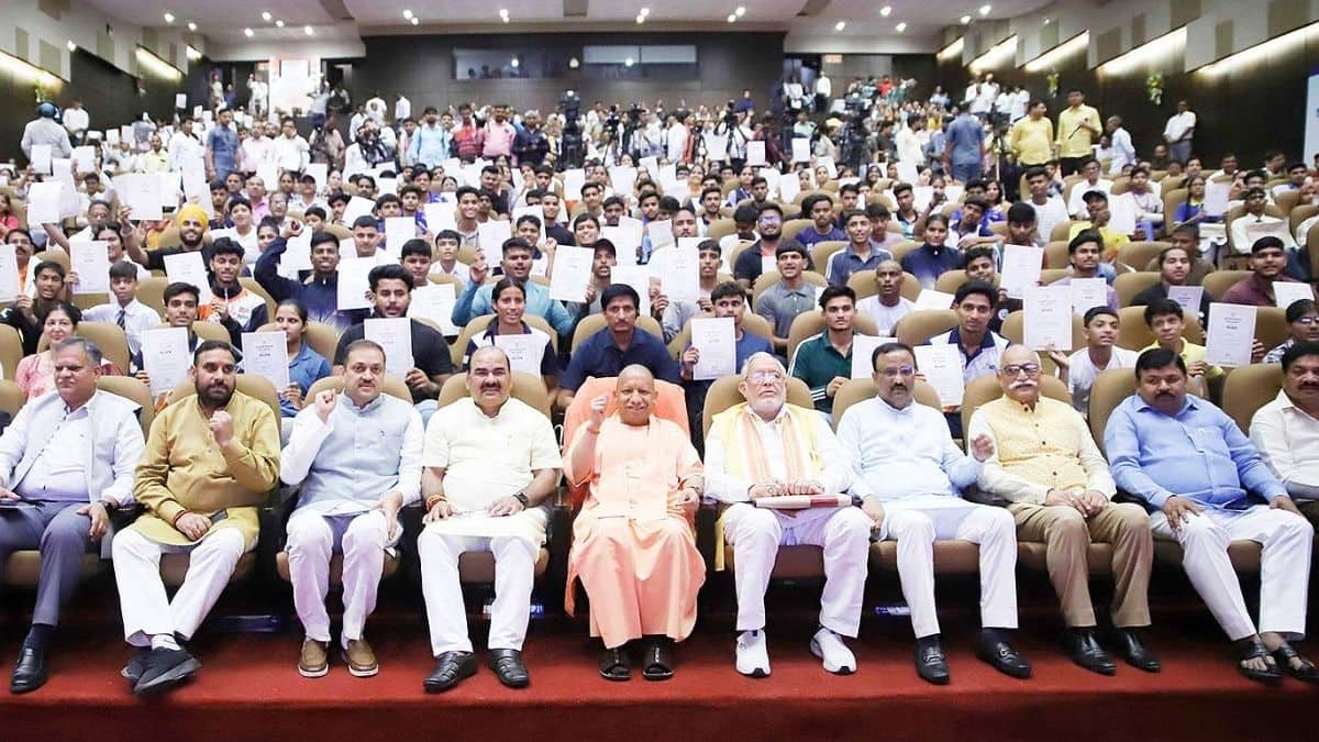 मेधावी छात्रों को सम्मानित करने और स्कूल खेल पुरस्कार वितरित करने के लिए आयोजित राज्य स्तरीय कार्यक्रम को सीएम योगी ने संबोधित किया। (स्त्रोत-एक्स/@myogiadityanath)