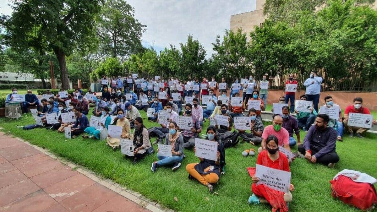 Protesters raised slogans, urging action against schools violating norms. (Image: Special Arrangement)