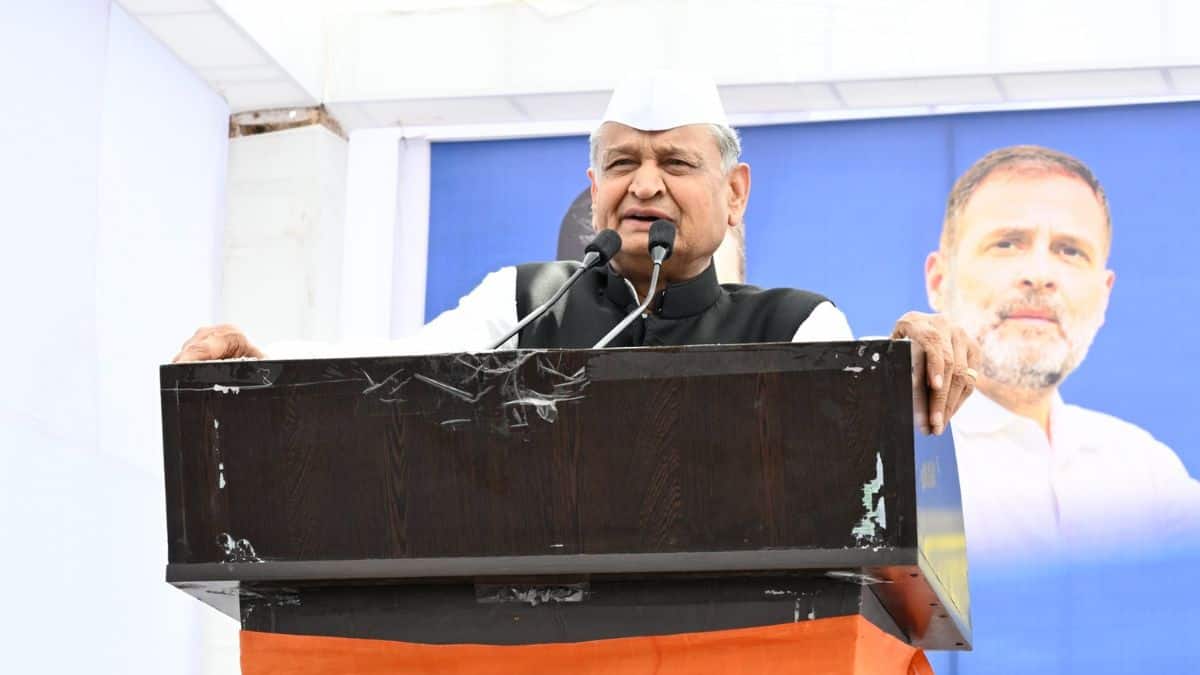अशोक गहलोत ने 'एक्स' पर एक पोस्ट में लिखा, "सरकार युवाओं के भविष्य को लेकर गंभीर नहीं है।" (इमेज-एक्स/@ashokgehlot51)