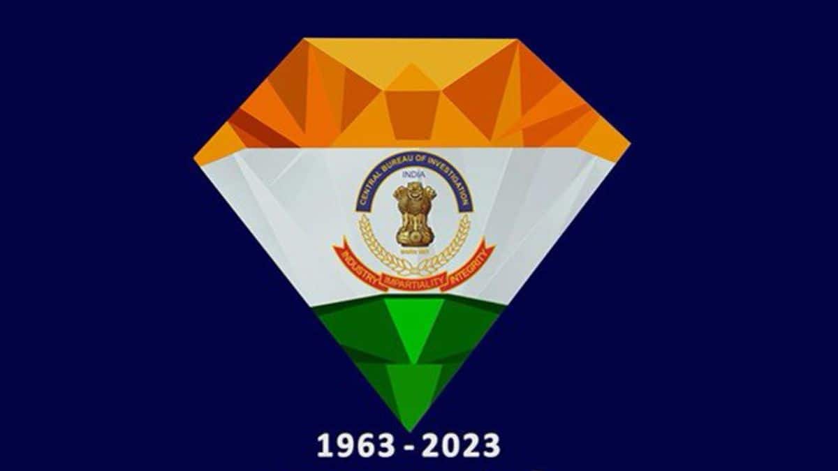 पुलिस ने बताया कि आरोपियों ने कथित तौर पर प्रति अभ्यर्थी 90 लाख रुपये तक की मांग की। (इमेज-एक्स/@CBIHeadquarters)