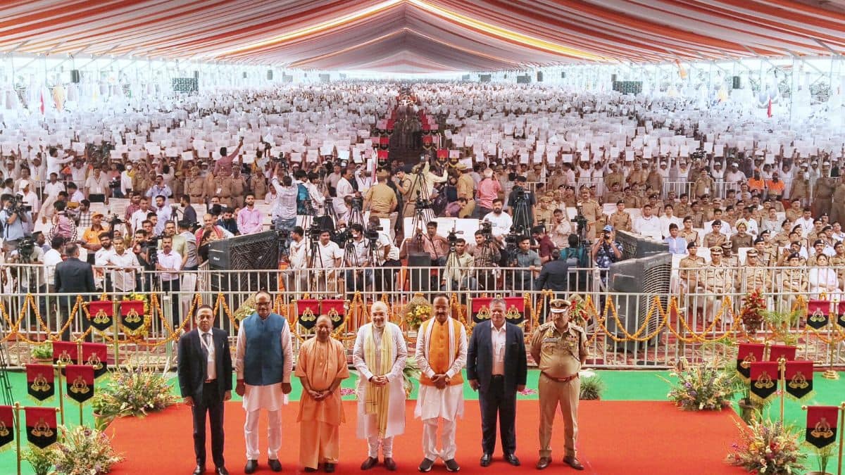 गृहमंत्री अमित शाह और यूपी सीएम योगी आदित्यनाथ ने दोनों को नियुक्त पत्र दिया। (स्त्रोत-एक्स/@CMOfficeUP)
