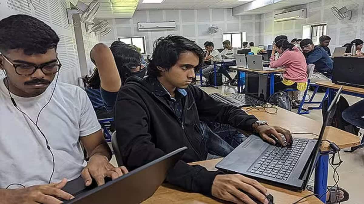 Check the RRB RPF constable result 2025 at rpf.indianrailways.gov.in. (Image: Wikimedia Commons)