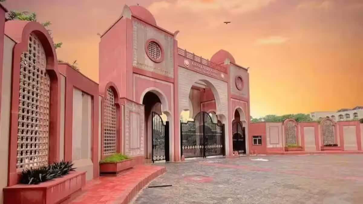 कुलपति मजहर आसिफ और रजिस्ट्रार मोहम्मद महताब आलम रिजवी ने दिल्ली के एससी/एसटी/ओबीसी कल्याण मंत्री से मुलाकात की। (इमेज-आधिकारिक)