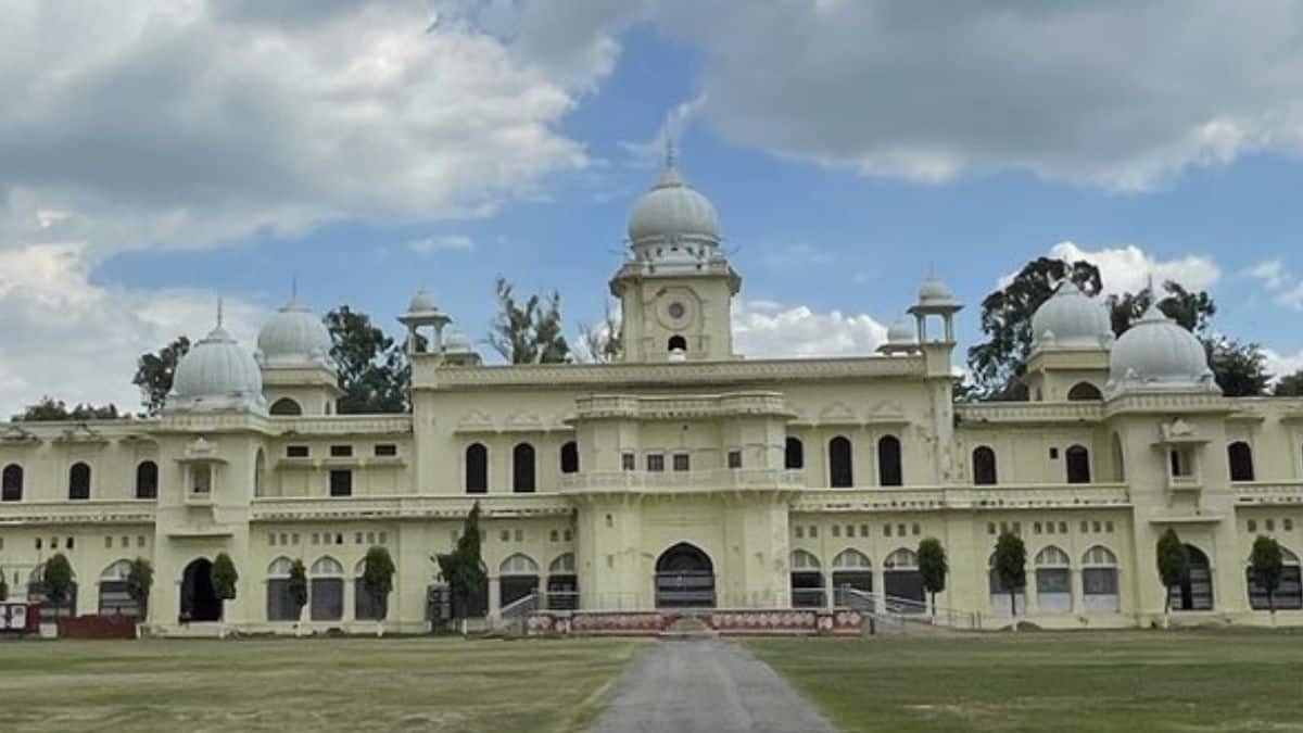 लखनऊ यूनिवर्सिटी की आधिकारिक वेबसाइट lkouniv.ac.in है। (स्त्रोत- एक्स/LU)