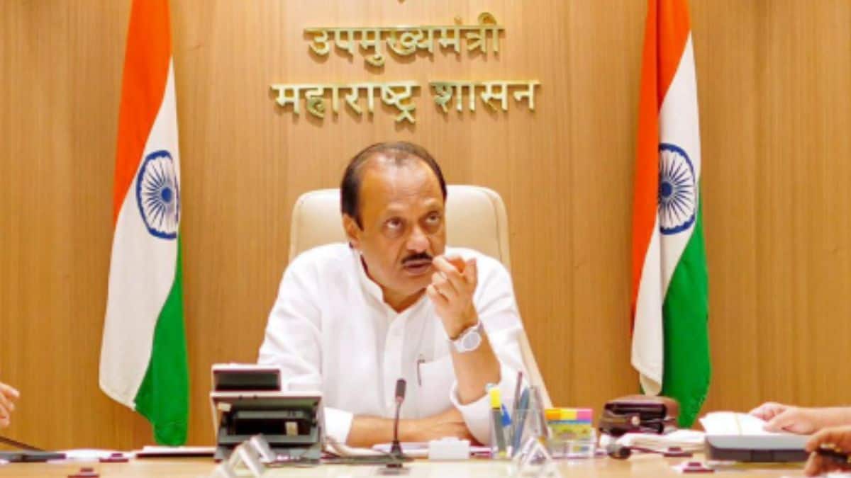 महाराष्ट्र के उपमुख्यमंत्री अजित पवार ने तीसरी भाषा के रूप में हिंदी को शामिल किए जाने का विरोध किया है। (स्त्रोत-एक्स/@AjitPawarSpeaks)