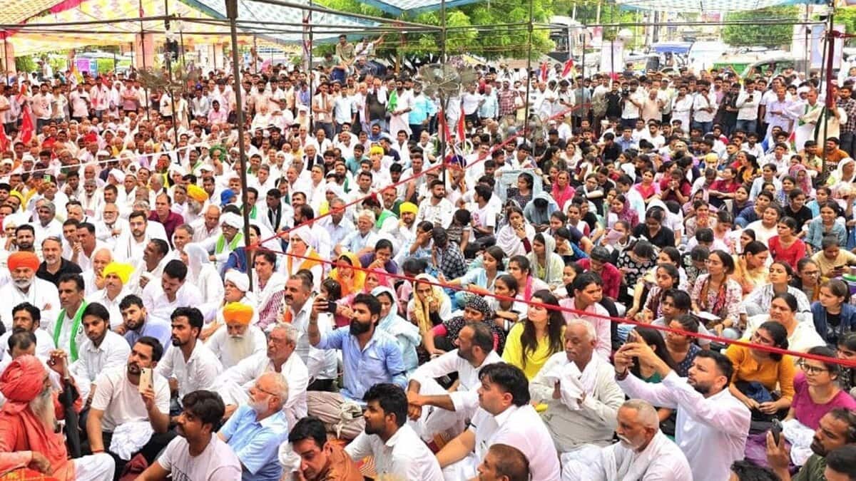 CCS HAU students call-off indefinite protest over revised stipend policy after Govt agrees to place VC on leave, appointment of new students' welfare director. (Image Source: Deependar Singh Hooda/official X account)