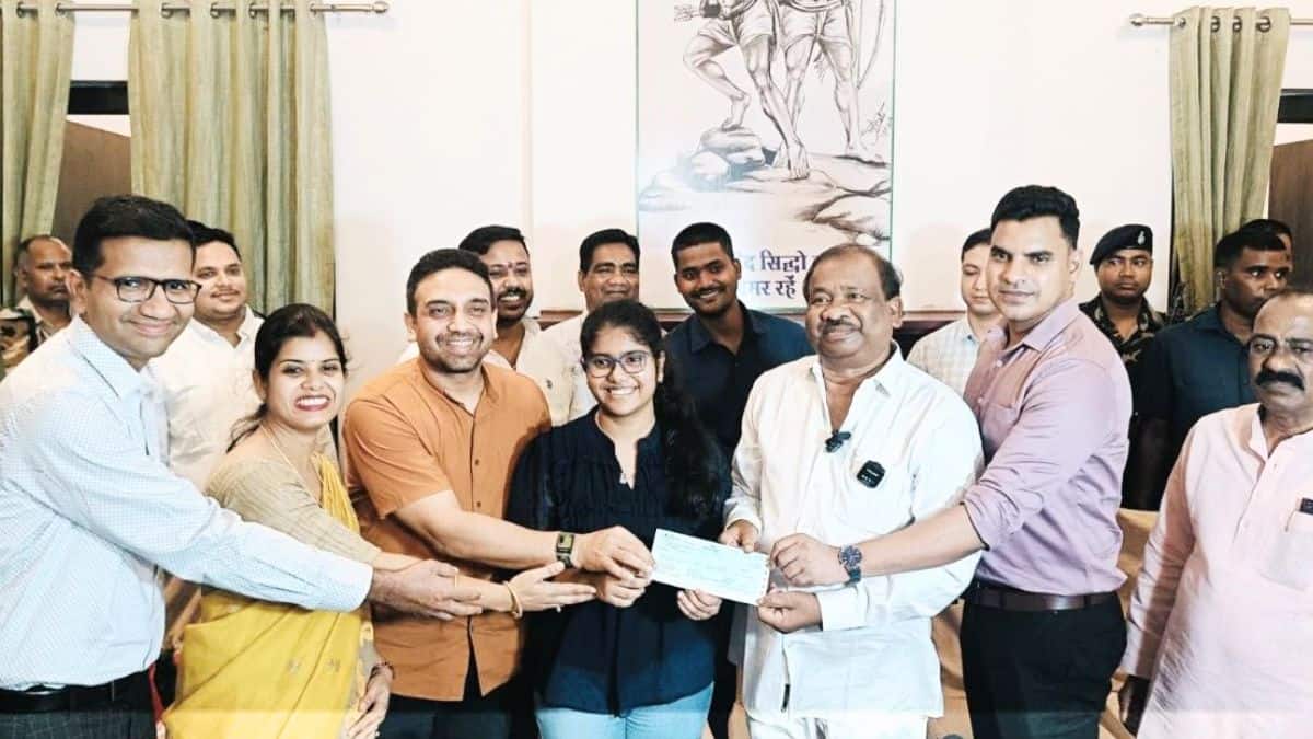 शिक्षा मंत्री रामदस सोरेन ने शांभवी को एक लाख रुपये का चेक सौंपा और उन्हें शुभकामनाएं दीं। (इमेज-एक्स/@KunalSarangi)