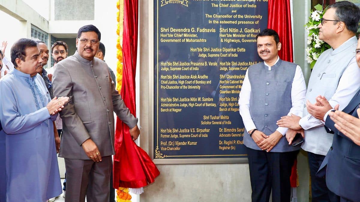 इस अवसर पर केंद्रीय मंत्री नितिन गडकरी और मुख्यमंत्री देवेंद्र फडणवीस भी उपस्थित थे। (इमेज-एक्स/@CMOMaharashtra)