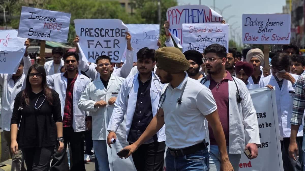 Punjab government introduces MBBS bond policy, hikes fee; interns, doctors protest move. (Image Source: Rohin Kamboj/official X account)