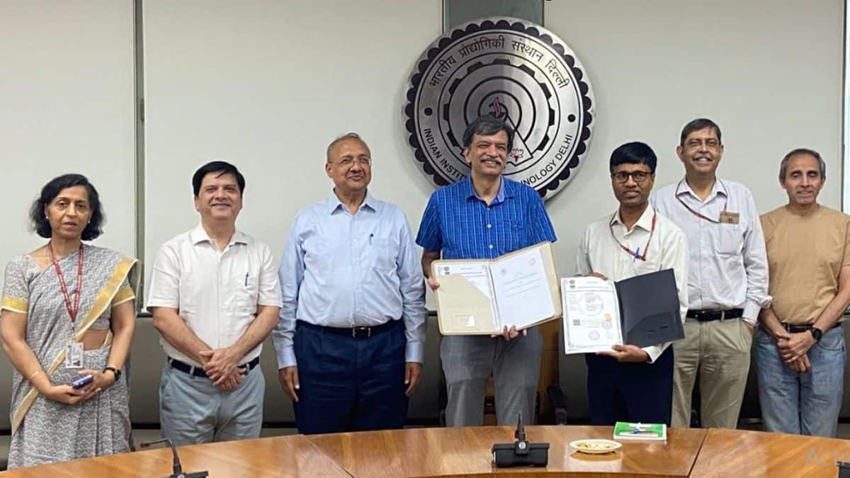 पिछले वर्ष दोनों संस्थानों को "Make AI in India, Make AI Work for India" पहल के तहत शिक्षा मंत्रालय द्वारा 330 करोड़ का अनुदान दिया गया था।
