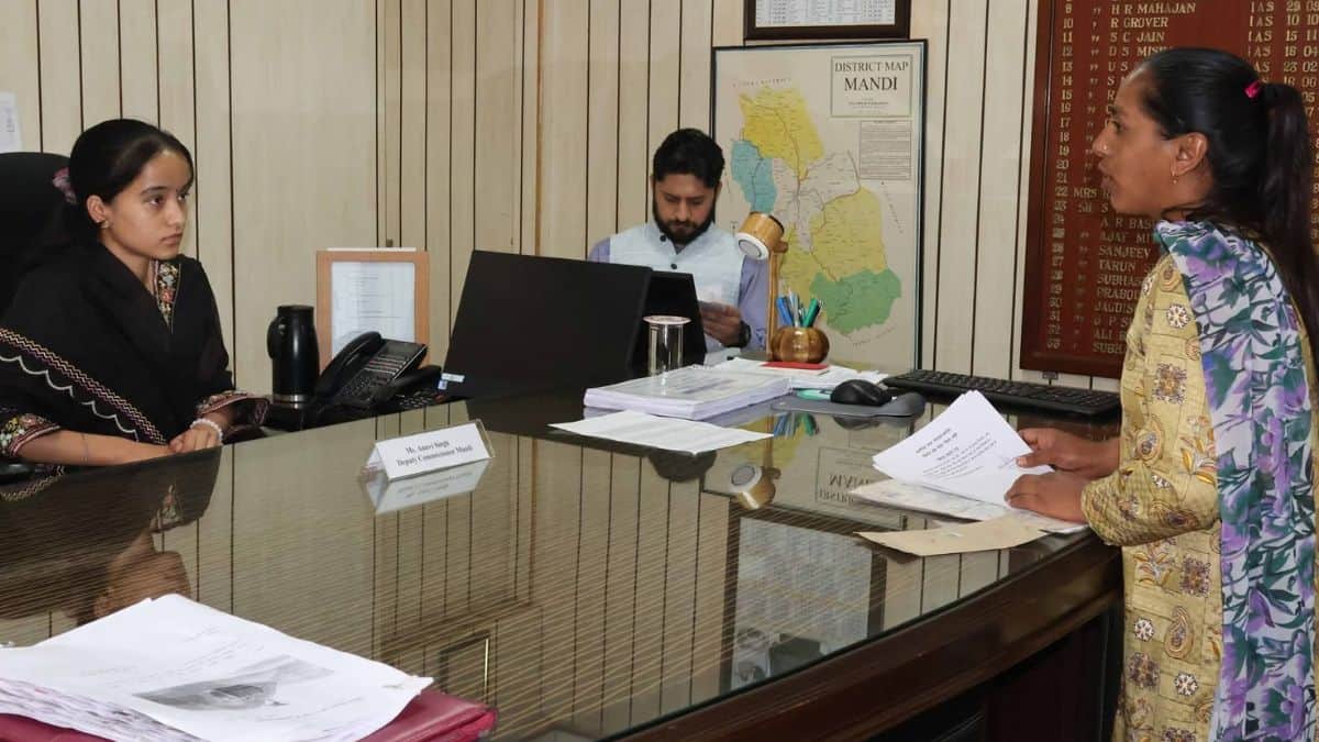 अन्वी सिंह ने हिमाचल प्रदेश स्कूल शिक्षा बोर्ड की कक्षा 10वीं की परीक्षा में चौथा स्थान हासिल किया और मंडी जिले में टॉप किया है। (इमेज- @dcmandi)