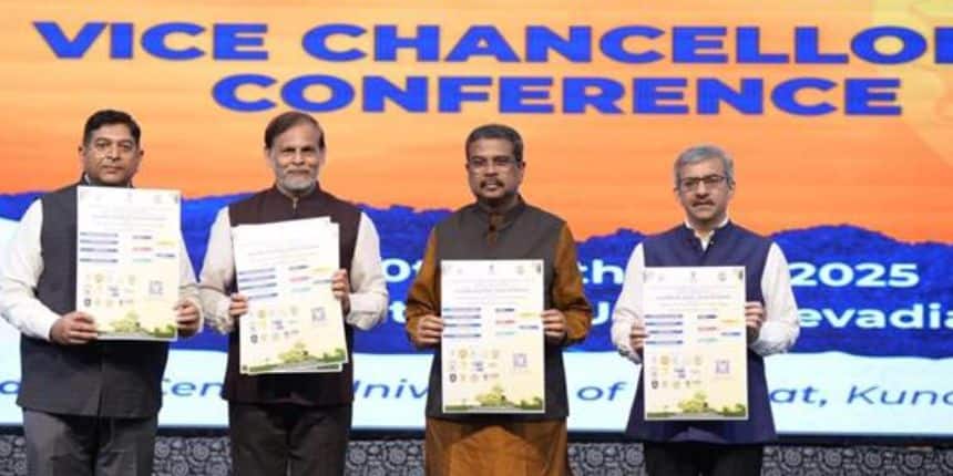 केंद्रीय विश्वविद्यालयों के कुलपति सम्मेलन में केंद्रीय शिक्षा मंत्री धर्मेन्द्र प्रधान, शिक्षा राज्य मंत्री डॉ सुकांत मजूमदार, शिक्षा मंत्रालय के वरिष्ठ अधिकारी उपस्थित हुए। (स्त्रोत-पीआईबी)